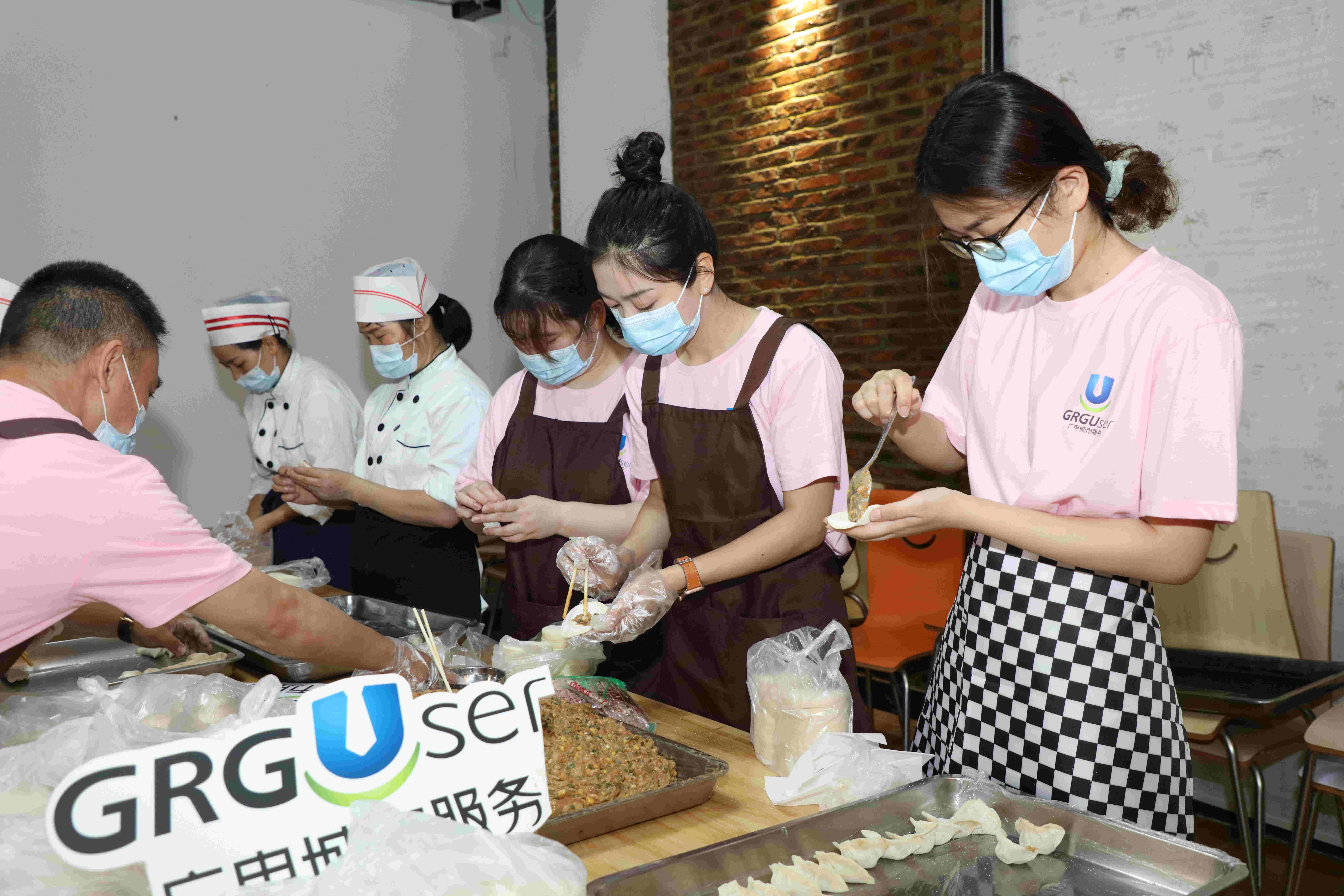 员工包饺子活动