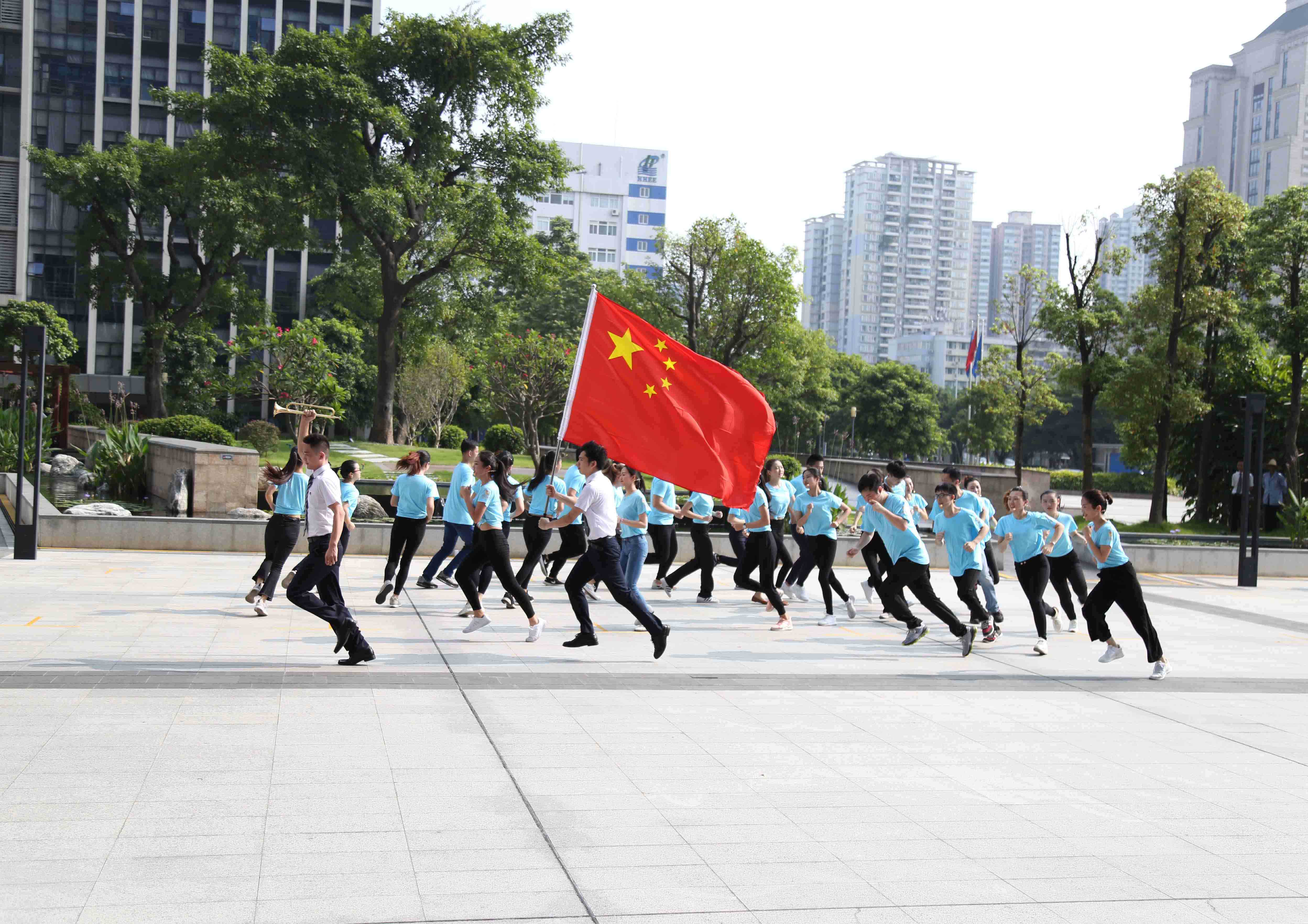 举办八一快闪活动